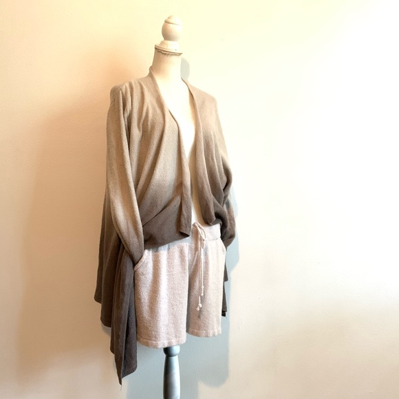Barefoot Dreams Other - 2 piece Barefoot Dreams Bamboo Lite cardi & shorts
